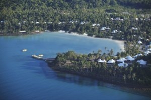 blick auf den strand und blaues meer vom soneva kiri auf koh kood thailand