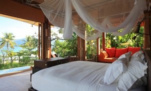 traumhafter ausblick vom schlafzimmer im soneva kiri resort auf koh kood thailand