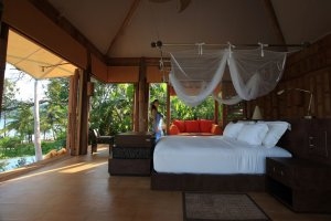 romantisches schlafzimmer mit meerblick im soneva kiri resort auf koh kood thailand