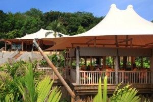 gemütliche lounge mit ausblick im soneva kiri resort auf koh kood thailand