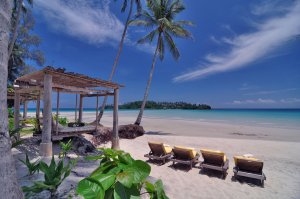 wunderschöner sandstrand und palmen und meer im soneva kiri resort auf koh kood thailand