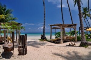 weisser sandstrand mit palmen und blaues meer im soneva kiri resort auf koh kood thailand