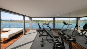 AQUA Gym mit Panoramablick auf den Nil – Fitnessbereich für Luxusreise Ägypten