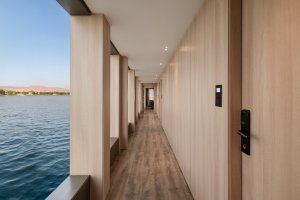 Flur AQUA-Kabine mit Blick auf den Nil – Luxus Kabine Nilkreuzfahrt