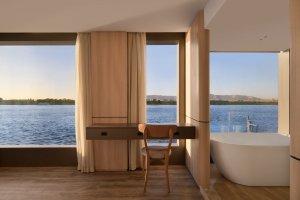 Moonlight Suite Schreibtischbereich mit Nilblick – Exklusive Ägyptenreise