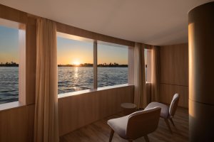 Polaris Suite mit Indoor-Glasbalkon und Panoramablick bei Sonnenuntergang – Luxus Nilkreuzfahrt Ägypten