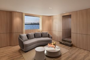 Polaris Suite Wohnzimmer mit stilvollem Mobiliar – Boutique Kreuzfahrt Nil