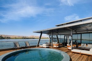Außenansicht des Plunge Pools auf dem Sonnendeck – Luxusreise auf dem Nil
