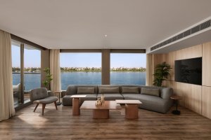 Salonbereich der Storia the Dahabeya mit Lounge und Bar – Boutique Nilkreuzfahrt Ägypten