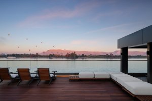 Sonnendeck Solarium bei Sonnenaufgang – Boutique Nilkreuzfahrt mit exklusivem Ausblick