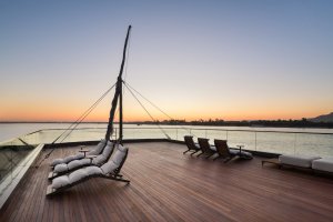 Sonnendeck Solarium mit Liegen und Segelboot im Hintergrund – Luxus Nilkreuzfahrt Ägypten