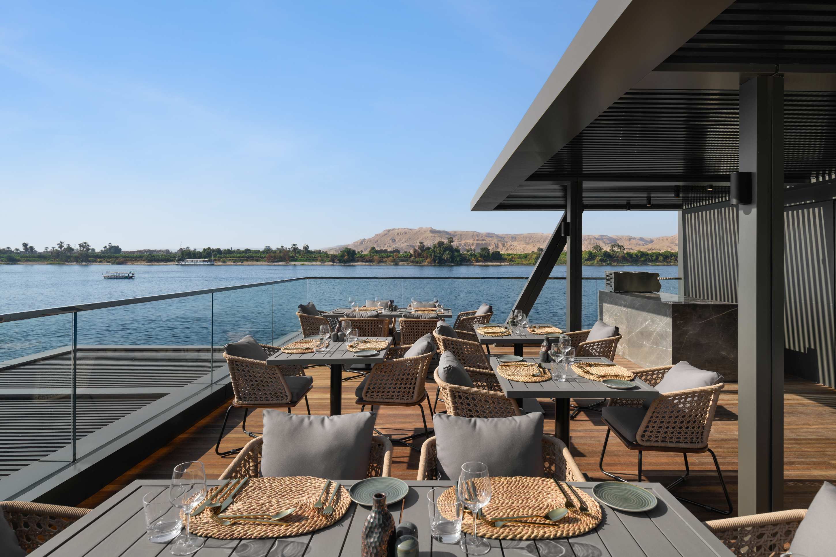 Restaurant Veranda mit Sitzbereich und Panoramablick – Luxus Nilkreuzfahrt für anspruchsvolle Reisende