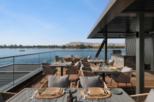 Restaurant Veranda mit Sitzbereich und Panoramablick – Luxus Nilkreuzfahrt für anspruchsvolle Reisende