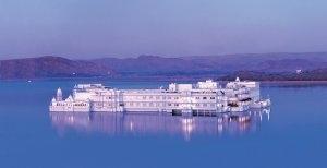 traumhaftes taj lake palace  resort im see in udaipur indien