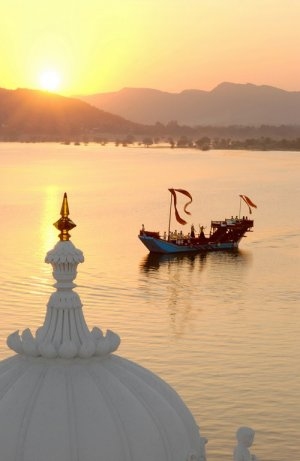 romantischer sonnenuntergang im taj lake palace udaipur in indien