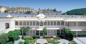 traumhafter garten des taj lake palace in udaipur indien