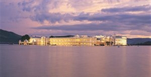 luxuriöses taj lake palace hotel in der abendsonne in udaipur indien