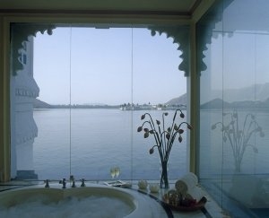 grosse badewanne mit traumhaften ausblick im taj lake palace udaipur in indien