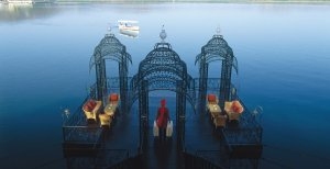 romantische lounge am see im taj lake palace udaipur in indien