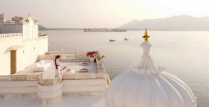 spiritueller ausblick im taj lake palace udaipur in indien