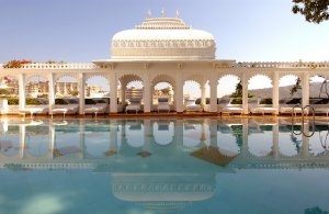traumhafter pool mit ausblick im taj lake palace udaipur in indien
