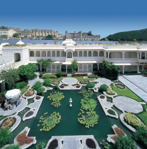 traumhafter garten und teich des taj lake palace in udaipur indien