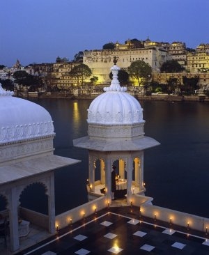 romantisches abendessen auf der terrasse im taj lake palace udaipur in indien