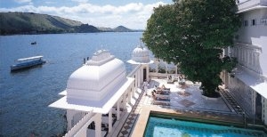 traumhafter ausblick auf cen see im taj lake palace udaipur in indien
