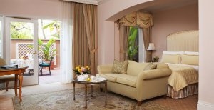 romantisches schlafzimmer mit balkon im the beverly hills luxus hotel in beverly hills kalifornien usa