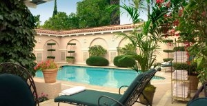 idyllischer pool des präsidentel bungalows im the beverly hills luxus hotel in beverly hills kalifornien usa