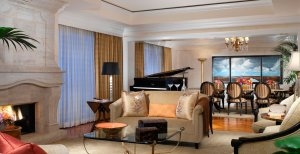 traumhaftes wohnzimmer mit flügel in der präsidenten suite im the beverly hills luxus hotel in beverly hills kalifornien usa