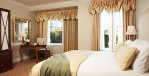 romantisches schlafzimmer im the beverly hills luxus hotel in beverly hills kalifornien usa