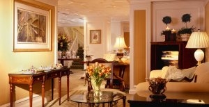 elegante lounge im the breakers in den usa florida palm beach 