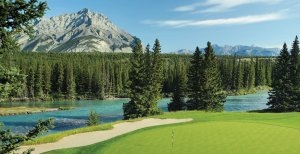 traumhafter golfplatz am fluss im the fairmont banff springs in kanada