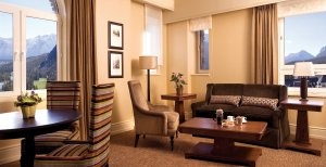 grosses elegantes wohnzimmer im the fairmont banff springs in kanada