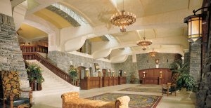 grandiose lobby im the fairmont banff springs in kanada
