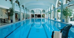 erfrischender pool im the fairmont banff springs in kanada