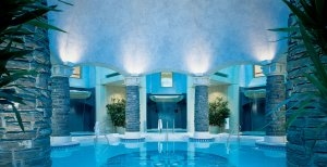 grosser wunderschön beleuchteter pool im the fairmont banff springs in kanada