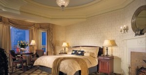 grosses luxuriöses schlafzimmer im the fairmont banff springs in kanada