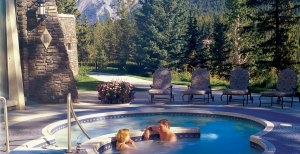 entspannung im whirlpool mit herrlichem blick auf die landschaft im the fairmont banff springs in kanada