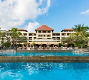 traumhafter pool und aussenansicht vom the legian resort auf bali