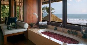 romantische badewanne mit ausblick auf das meer im the legian resort auf bali