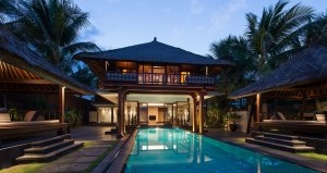 luxuriöse beach house villa mit pool im the legian resort auf bali