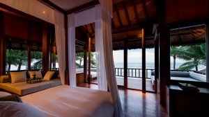 traumhaftes schlafzimmer mit ausblick im the legian resort auf bali