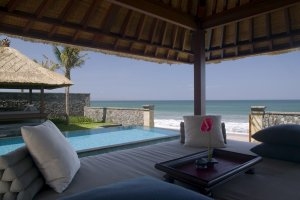 luxuriöser privater pool und sitzecke im legian resort auf bali