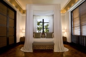 romantisches schlafzimmer einer deluxe suite im the legian resort auf bali