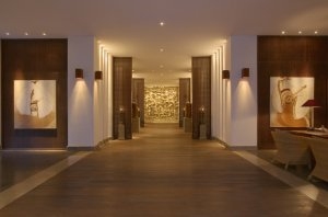 stilvolle lobby im the legian in bali indonesien