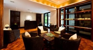 spiritueller spa eingang im the legian resort auf bali