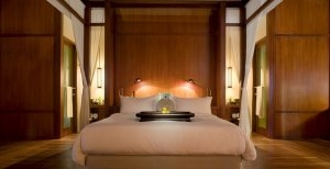 elegantes schlafzimmer einer studio suite im the legian resort auf bali