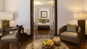 gemütliches wohnzimmer einer suite im the legian resort auf bali